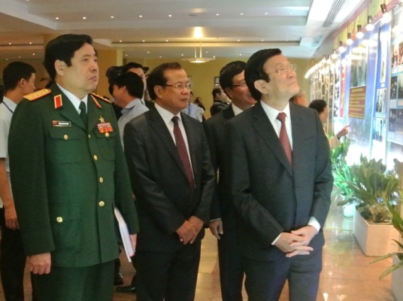 B&iacute; thư Th&agrave;nh uỷ H&agrave; Nội Phạm Quang Nghị (giữa) đi c&ugrave;ng đo&agrave;n