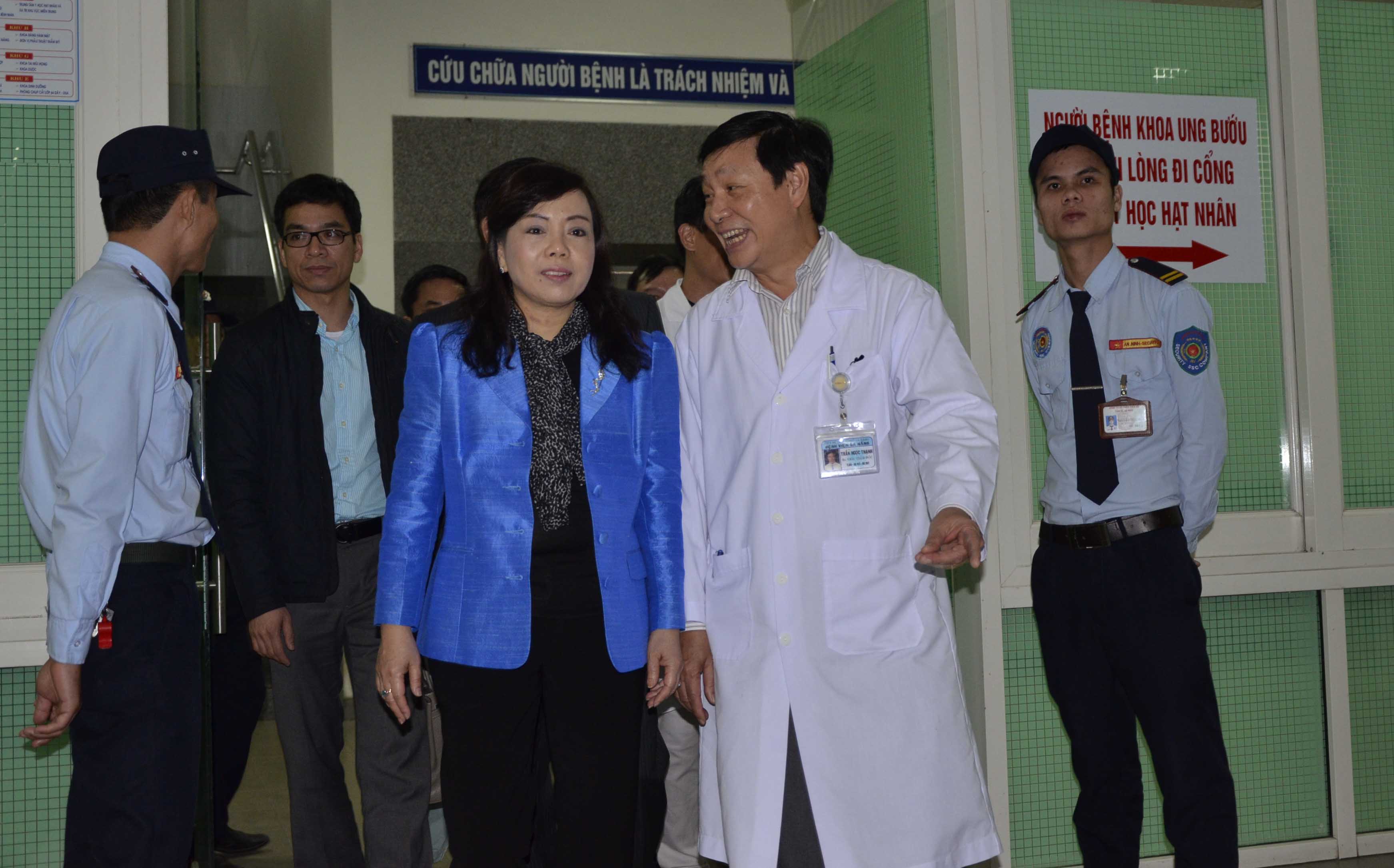 Bộ trưởng Nguyễn Thị Kim Tiến đến Khoa Ung bướu, Bệnh viện Đ&agrave; Nẵng để thăm &ocirc;ng Nguyễn B&aacute; Thanh trong chiều 13-1