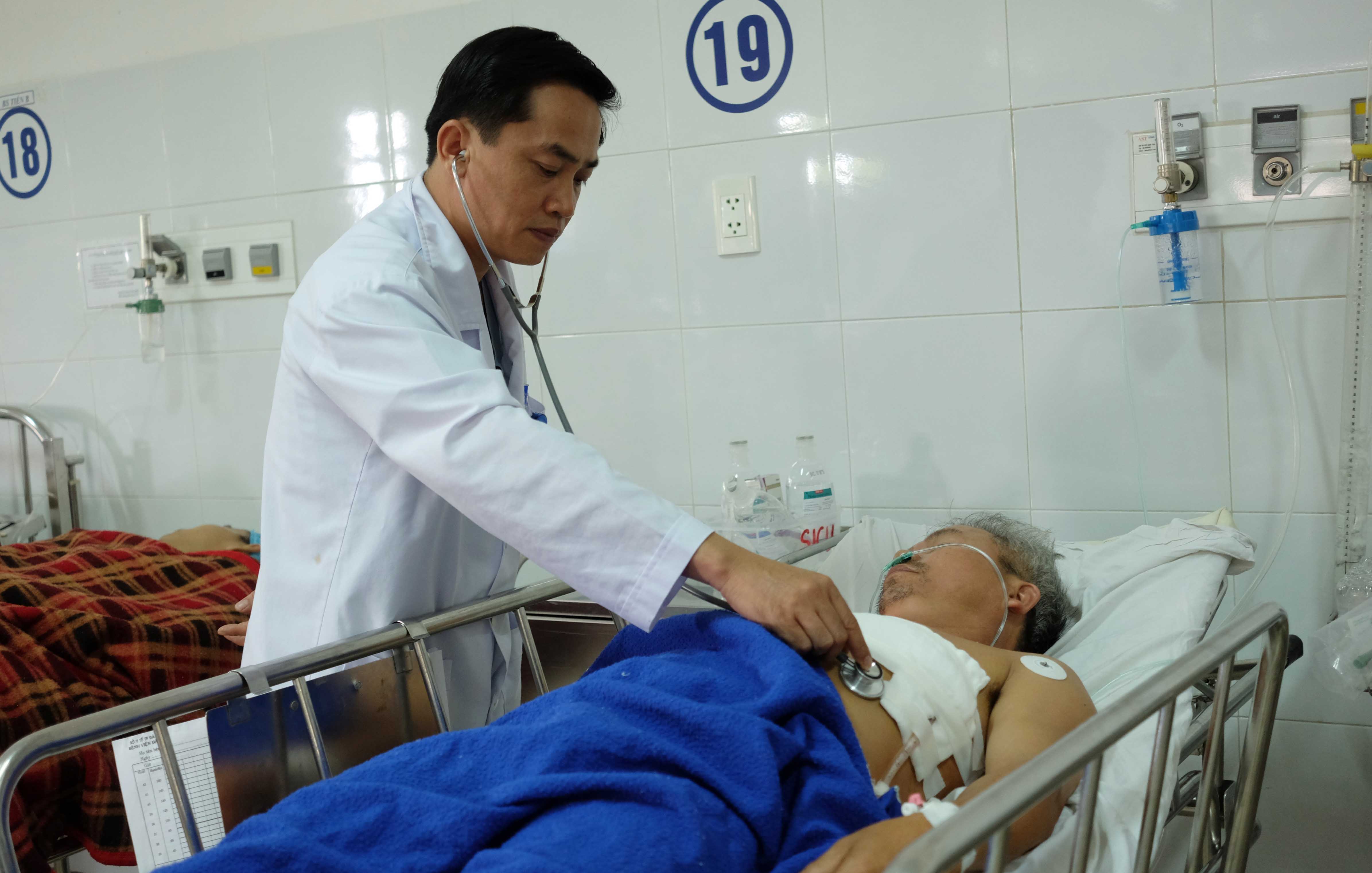 Bệnh nh&acirc;n Chi đ&atilde; được c&aacute;c b&aacute;c sĩ kh&acirc;u vết thương th&agrave;nh c&ocirc;ng v&agrave; qua cơn nguy kịch