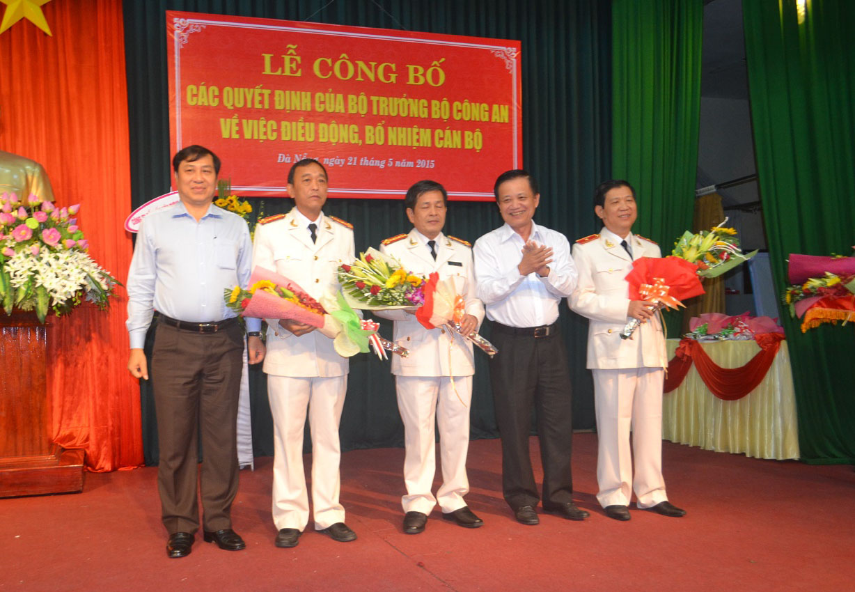 L&atilde;nh đạo TP Đ&agrave; Nẵng ch&uacute;c mừng l&atilde;nh đạo mới được bổ nhiệm của C&ocirc;ng an TP