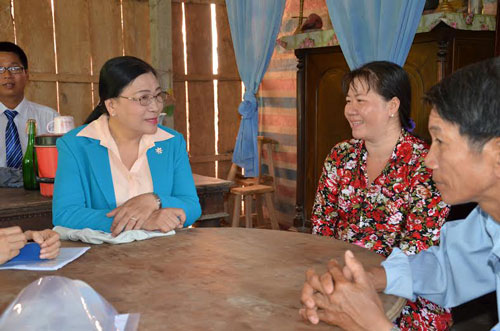B&agrave; Nguyễn Thị B&iacute;ch Thủy, Ph&oacute; Chủ tịch LĐLĐ TP HCM (b&igrave;a tr&aacute;i), thăm hỏi th&agrave;nh vi&ecirc;n CEP tại Chi nh&aacute;nh Ch&acirc;u Th&agrave;nh