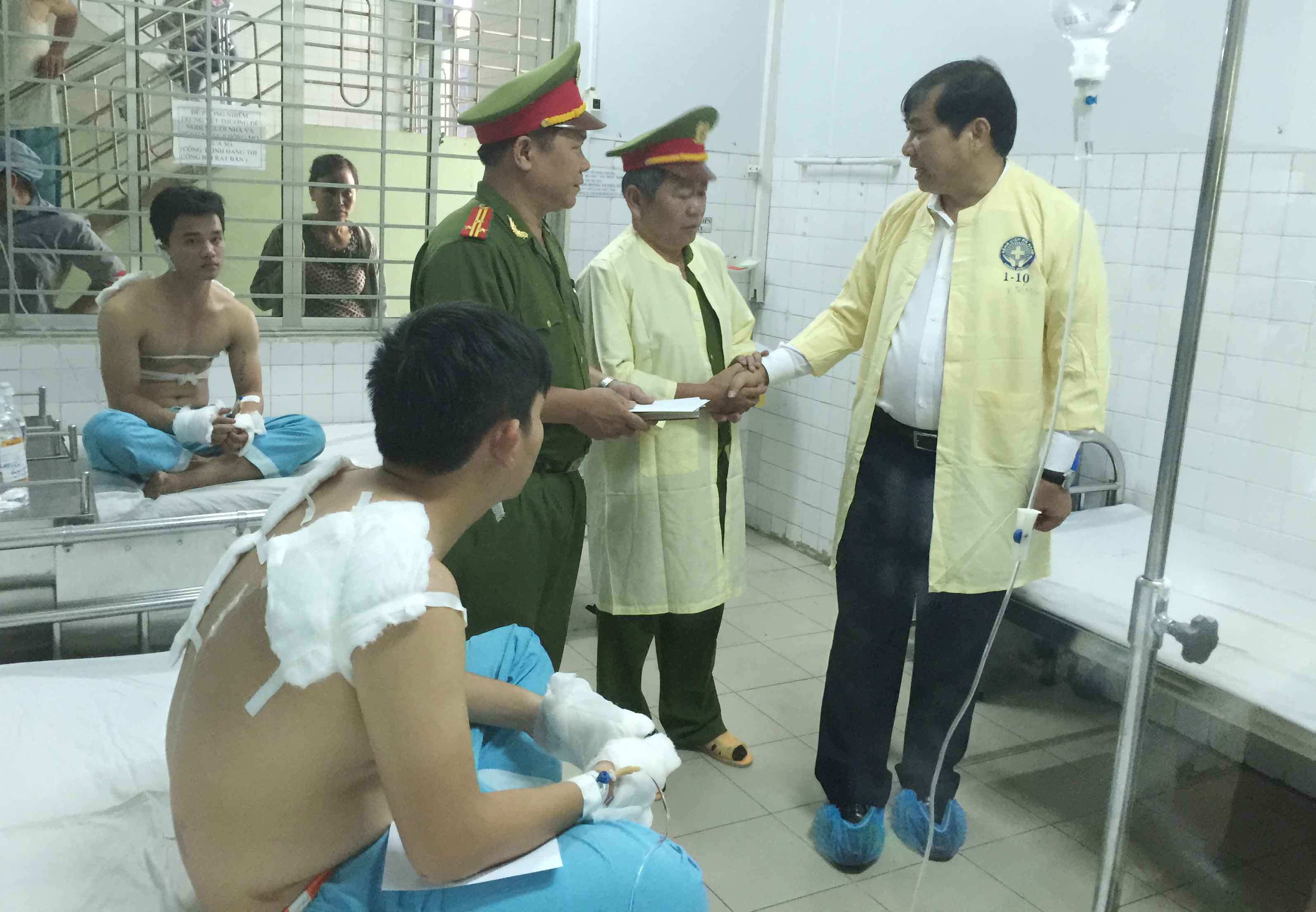 &Ocirc;ng Huỳnh Đức Thơ thăm hỏi c&aacute;c chiến sĩ bị thương tại bệnh viện Đ&agrave; Nẵng