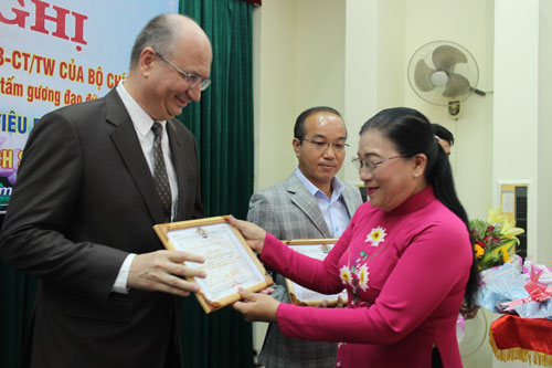 Đồng lòng vượt khó