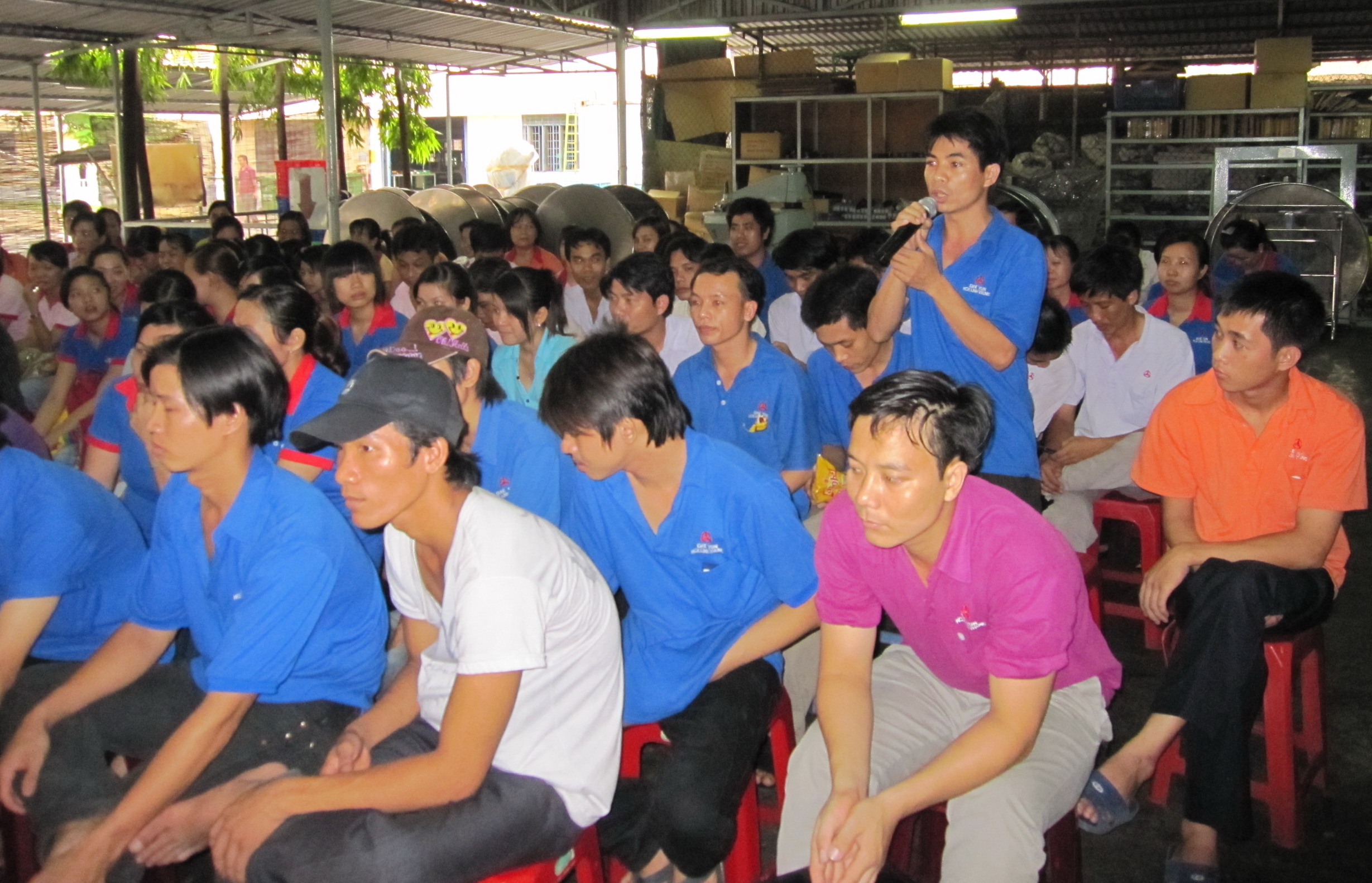 Nhận lại người lao động