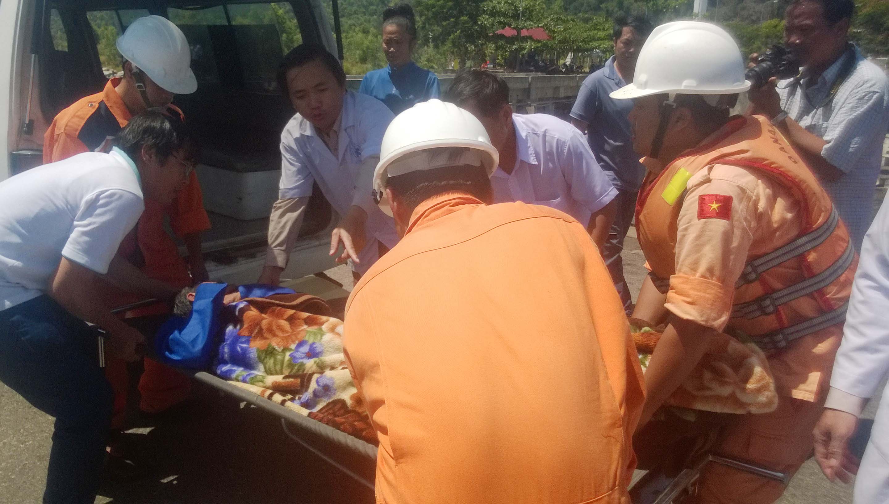 Đưa ngư d&acirc;n l&ecirc;n xe cứu thương đến bệnh viện