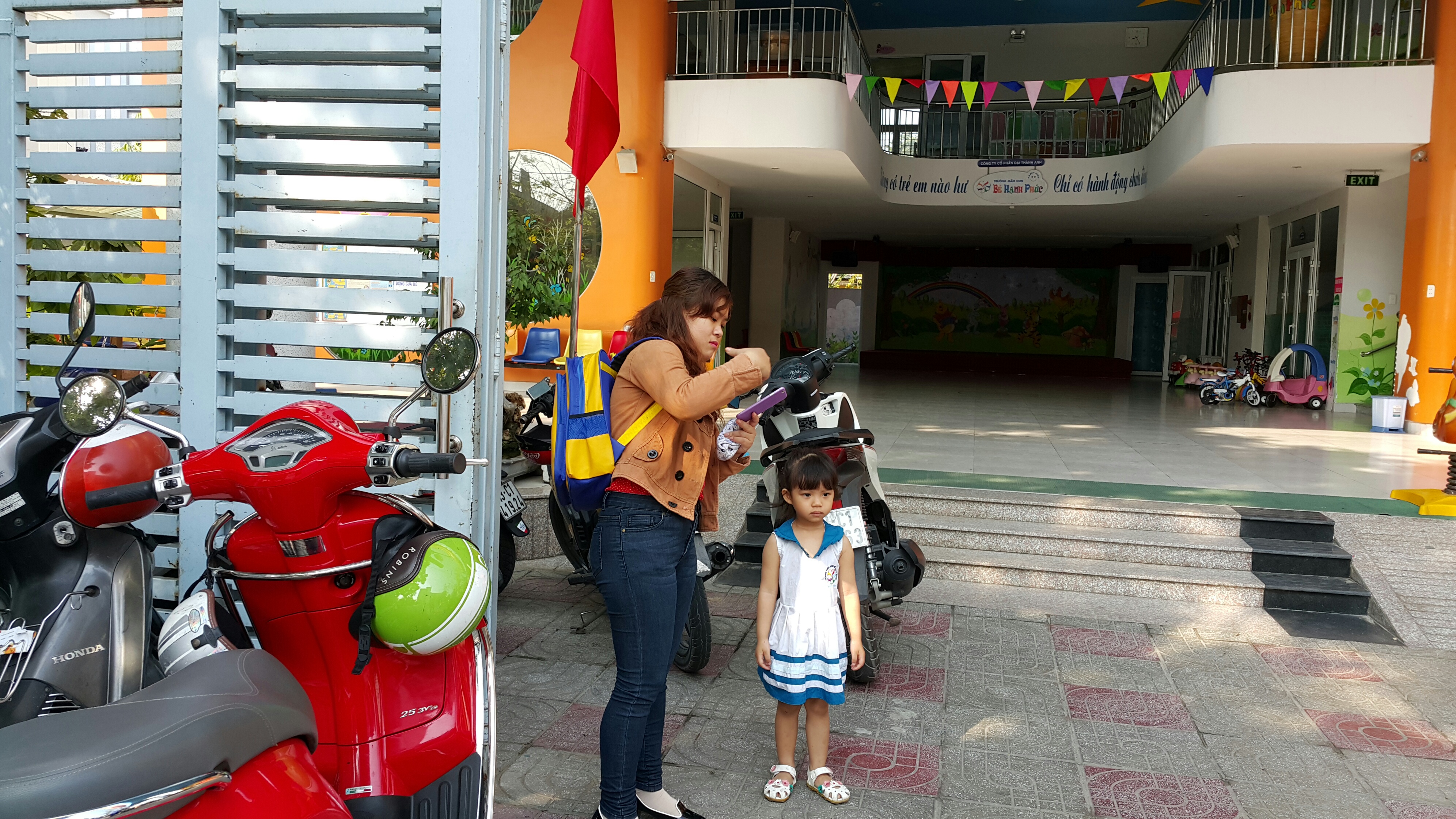 Nhiều phụ huynh đến đón con về khi giáo viên trường đình công trưa 11-3