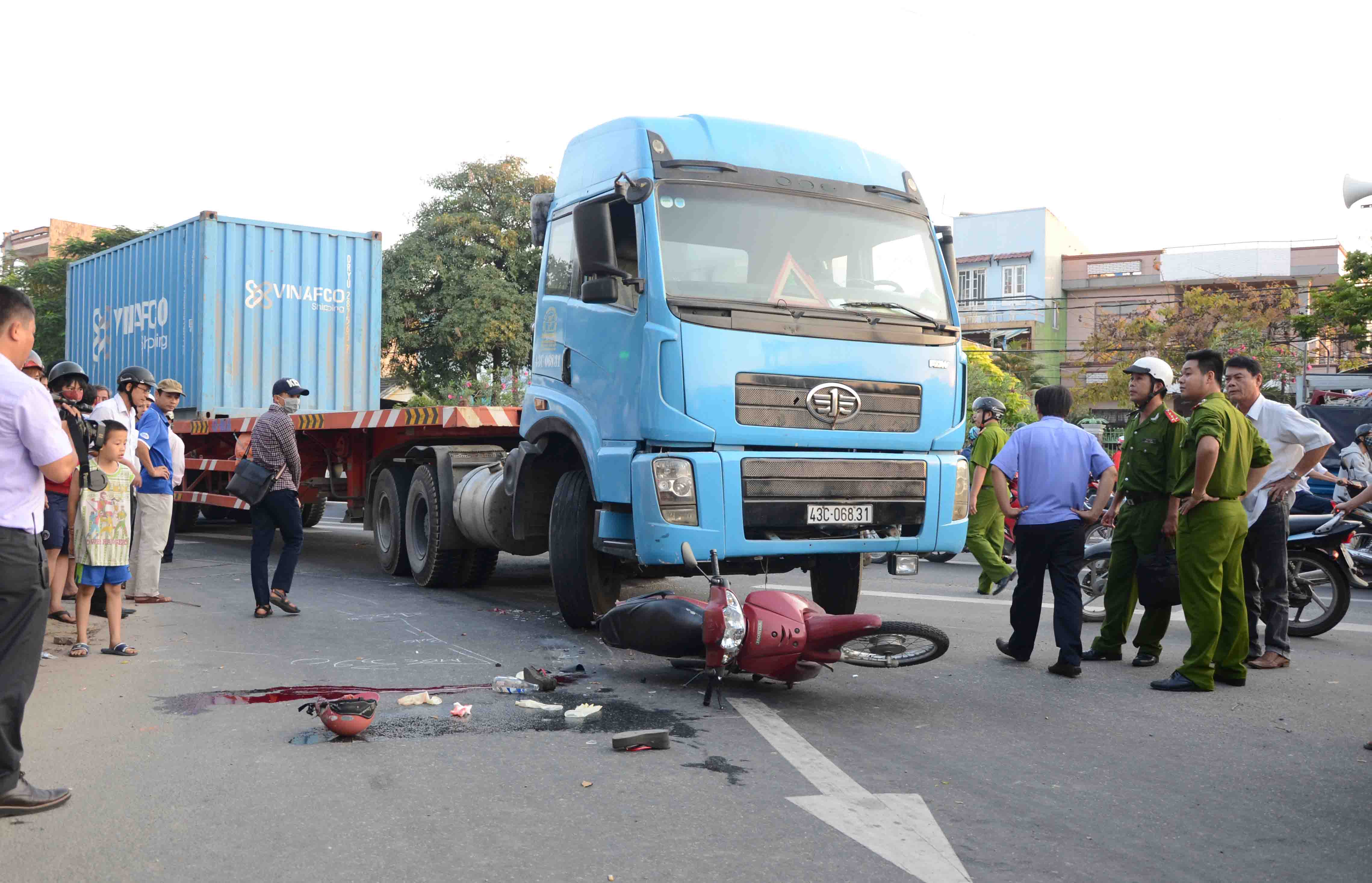 Hiện trường vụ tai nạn l&agrave;m nữ c&ocirc;ng nh&acirc;n chết thương t&acirc;m
