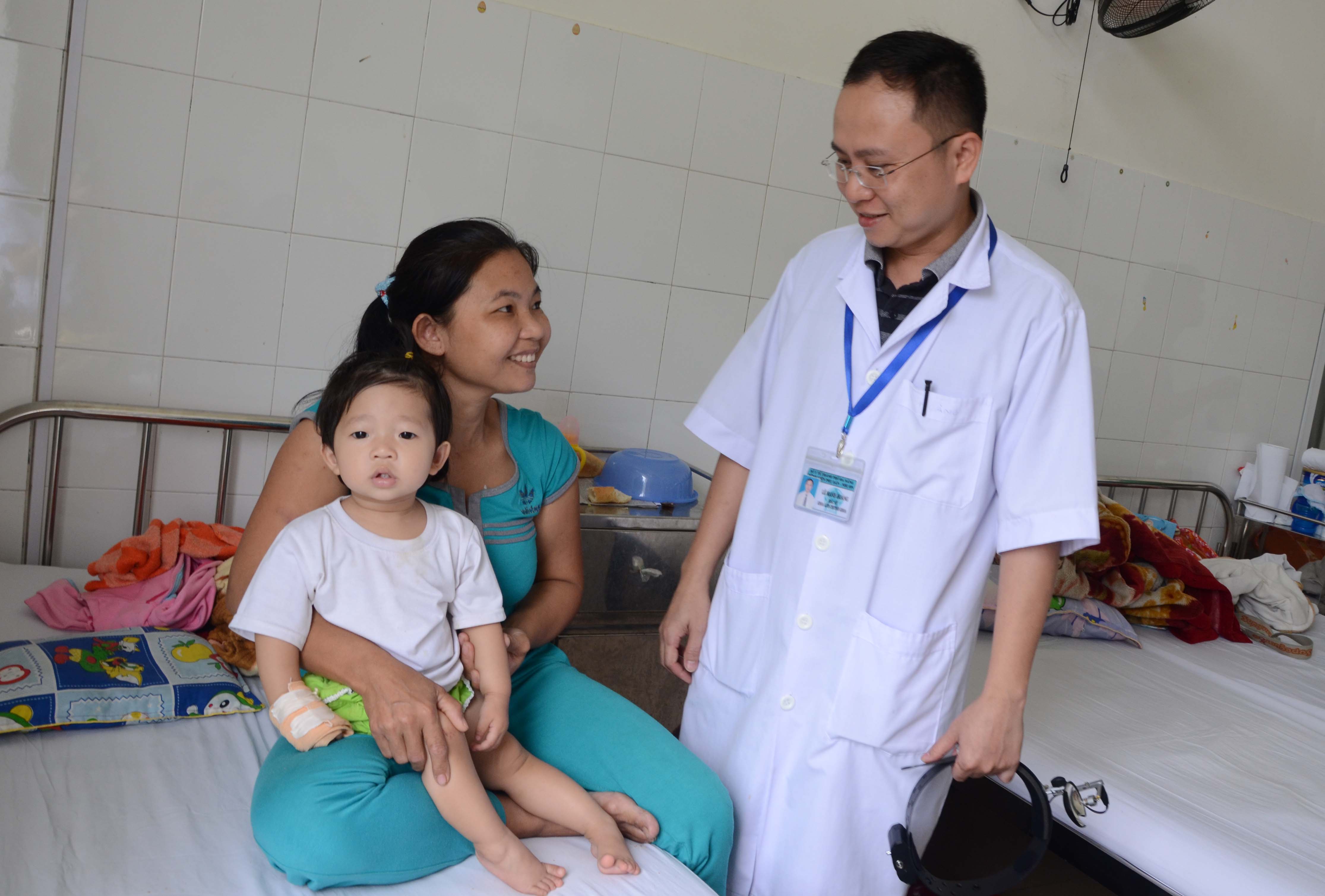 2. Bệnh nhi Ngân đang được các bác sĩ theo dõi ở bệnh viện sau khi phẫu thuật lấy hạt dưa ra khỏi khí quản