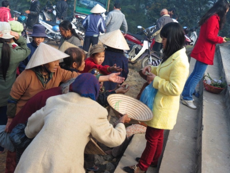 Nhiều du kh&aacute;ch rất sợ t&igrave;nh trạng ăn xin đeo b&aacute;m - Ảnh: PNO