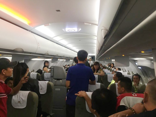 Suýt không kịp về quê ăn Tết vì xé áo phao trên máy bay