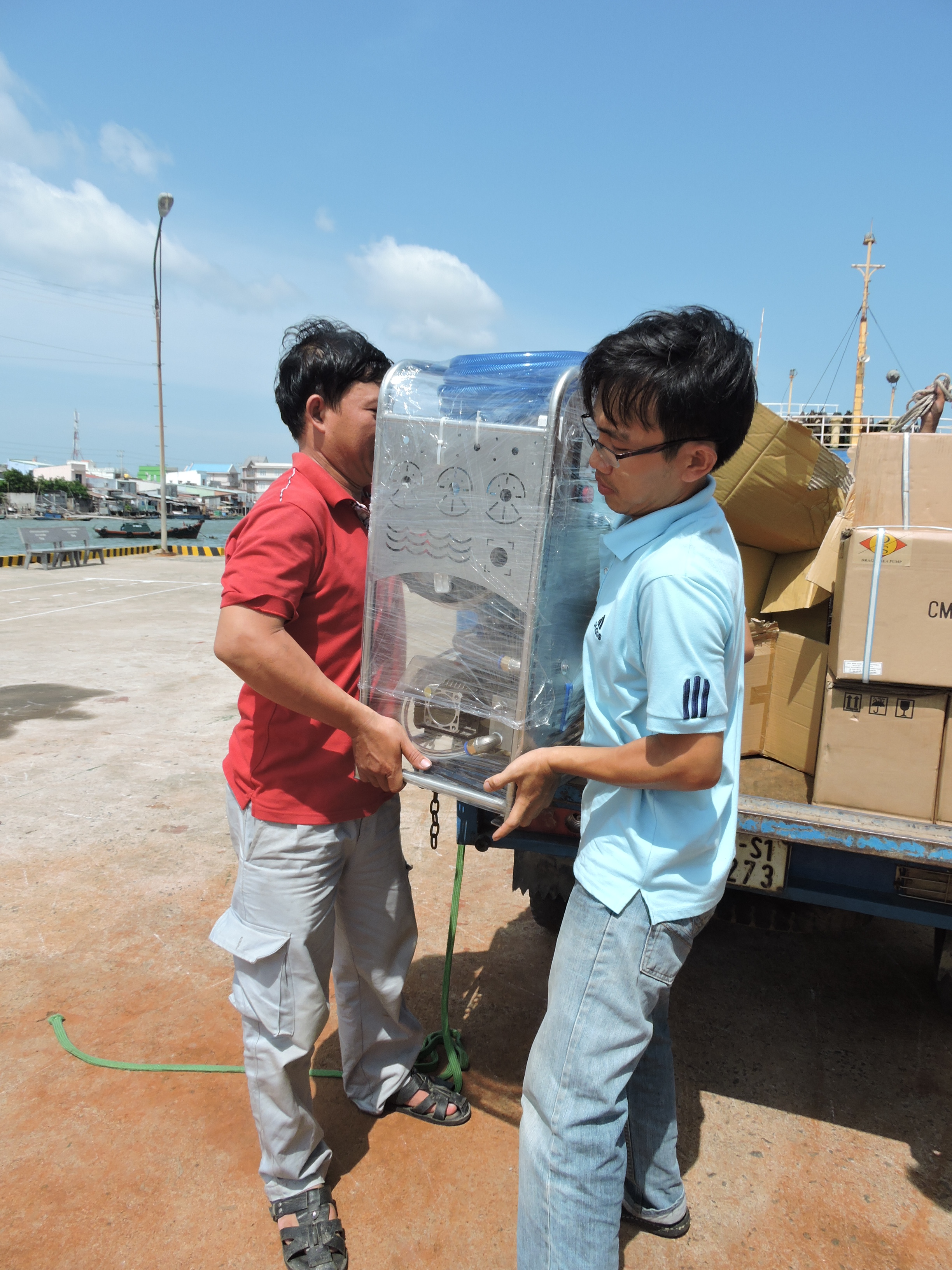 &ocirc;ng Nguyễn Văn H&ograve;a (&aacute;o xanh)- Giảng vi&ecirc;n khoa cơ kh&iacute; trường ĐH B&agrave; Rịa - Vũng T&agrave;u sẽ trực tiếp ra nh&agrave; gi&agrave;n DK1 để lắp r&aacute;p m&aacute;y lọc nước