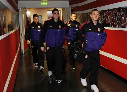 Người hâm mộ được "đột nhập" vào phòng thay đồ của Arsenal, Liverpool