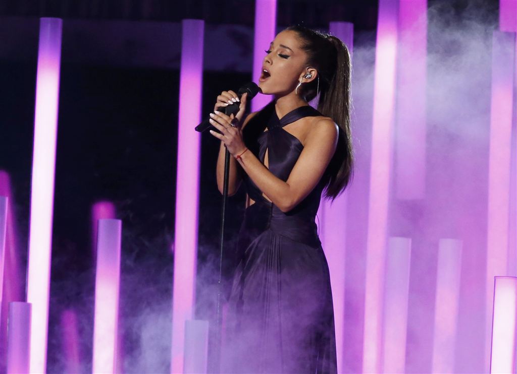 Ca sĩ xinh đẹp Ariana Grande tr&igrave;nh diễn ca kh&uacute;c Just A Little Bit Of Your Heart