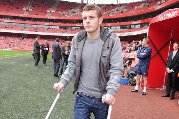 Wilshere chống nạng xem trận Siêu Cúp Anh