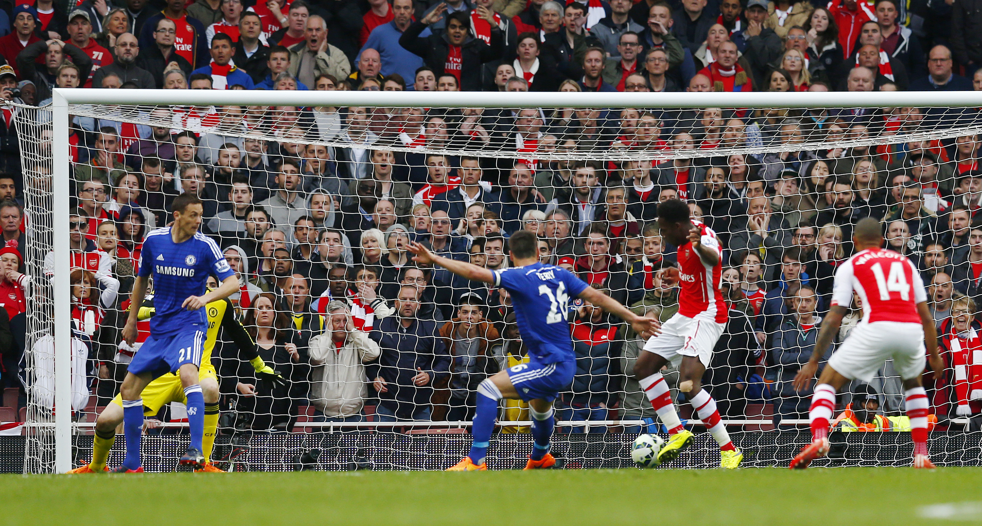 Welbeck trong pha đệm hụt bóng trước khung thành Chelsea