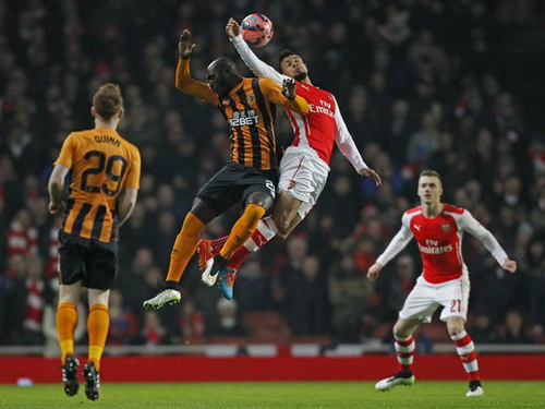 Debuchy trước hàng thủ Hull City