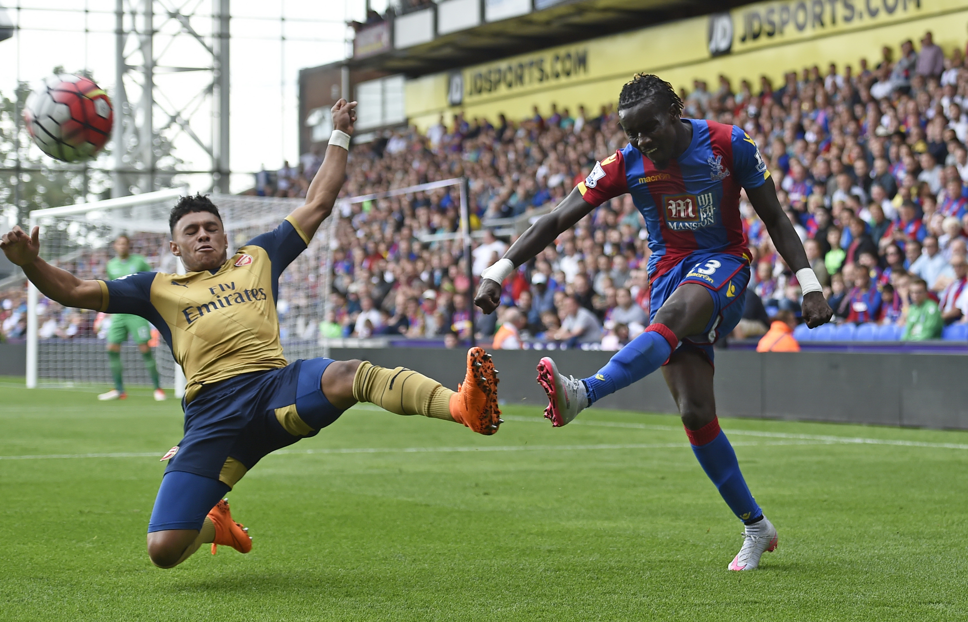 Tiền vệ Arsenal O.Chamberlain lùi về cản phá pha dứt điểm của Suare
Ảnh: REUTERS