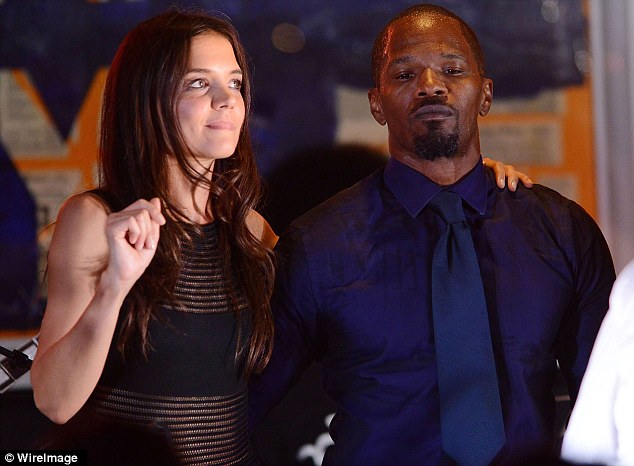 Dư luận cho rằng Katie đang hẹn hò với Jamie Foxx nhưng cô bỏ ngoài tai mọi tin đồn.