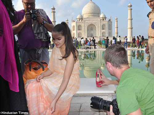 Olivia Culpo tại đền Taj Mahal