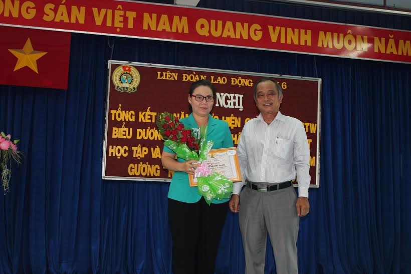 &Ocirc;ng Vương Phước Thiện, Trưởng Ban Tuy&ecirc;n gi&aacute;o LĐlĐ TP HCM, tặng hoa cho gương điển h&igrave;nh học tập B&aacute;c