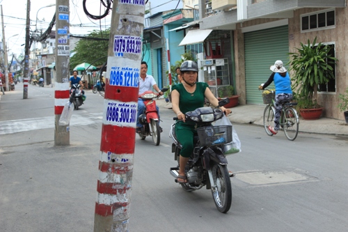 Hàng loạt trụ điện "hiên ngang" giữa đường