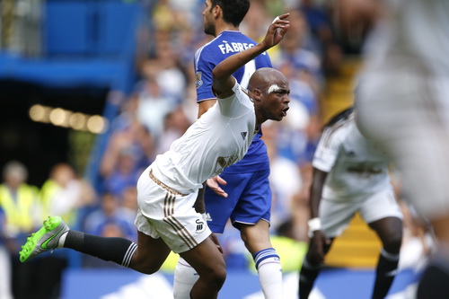 Ayew - con trai của huyền thoại Abedi Pele - ghi b&agrave;n cho đội b&oacute;ng mới Swansea