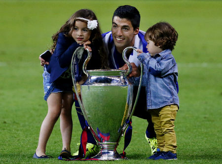 Suarez tặng chiếc c&uacute;p Champions League đầu ti&ecirc;n c&ugrave;ng Barca cho 2 con xinh xắn