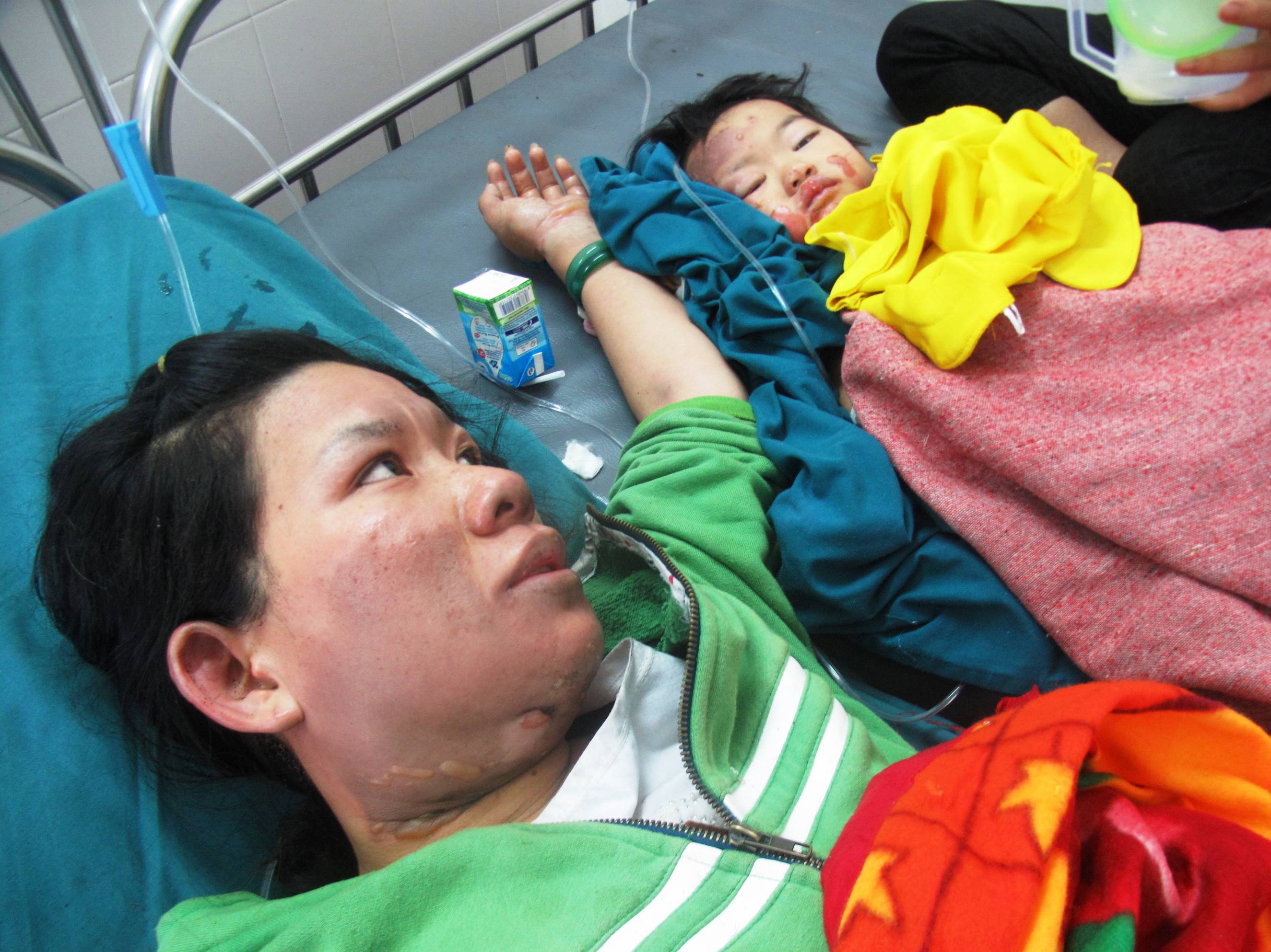 Mẹ con chị L. khi được cấp cứu tại Bệnh viện đa khoa Ph&uacute; Y&ecirc;n