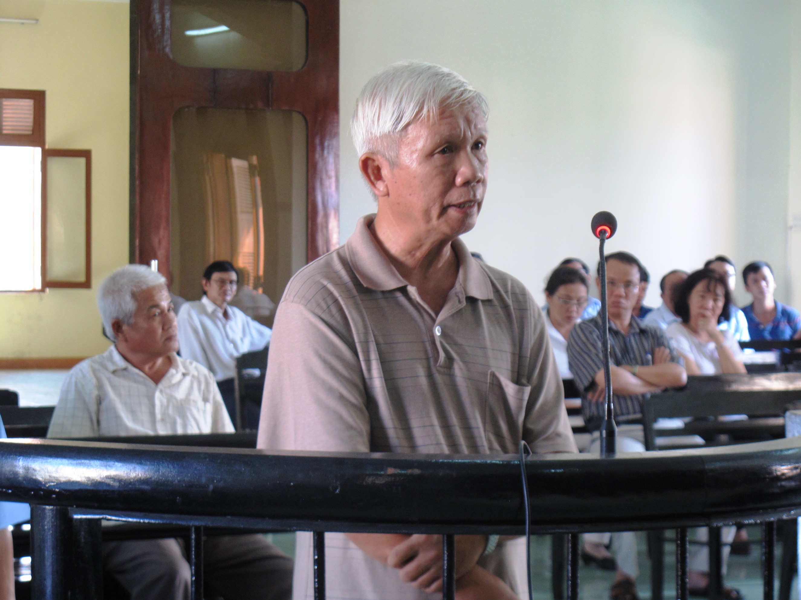 Bị cáo Huỳnh Thanh (nguyên Phó Phòng Kế toán Cảng Vũng Rô kiêm kế toán chi nhánh TP HCM) thừa nhận biết việc lập khống chứng từ mình làm là sai nhưng cả nể giám đốc Cảng Vũng Rô