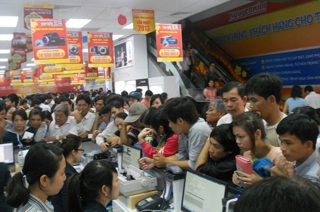 Chuỗi kinh doanh điện m&aacute;y Nguyễn Kim đ&atilde; c&oacute; sự tham gia vốn g&oacute;p của Power Buy - Quan cảnh mua sắm đ&ocirc;ng đ&uacute;c tại một trung t&acirc;m Nguyễn Kim - Ảnh: Nguyễn Kim.