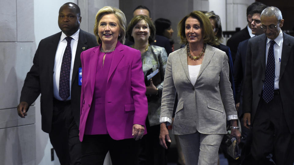 Ngoại trưởng Hillary Clinton (áo hồng) tham gia cuộc họp hôm 14-7. Ảnh: AP