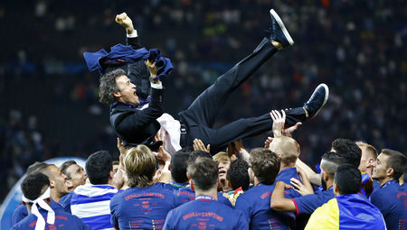 HLV Enrique của Barcelona được c&aacute;c tr&ograve; đưa tr&ograve; đưa 