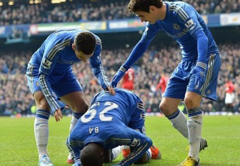 Kiểu ăn mừng quen thuộc của Demba Ba khi ghi b&agrave;n