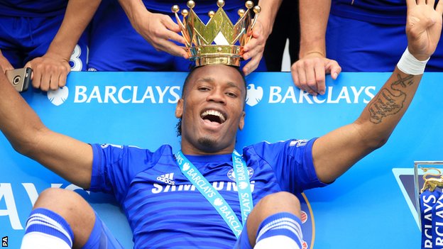 Drogba trong một lần đăng quang Premier League c&ugrave;ng Chelsea