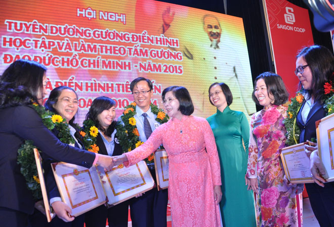 B&agrave; Nguyễn Thị Thu H&agrave;, Ph&oacute; Chủ tịch UBND TP HCM, trao bằng khen cho c&aacute;c tập thể, c&aacute; nh&acirc;n điển h&igrave;nh ti&ecirc;n tiến của Saigon Co.op