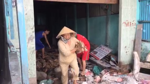 C&ocirc;ng an lo ngại b&agrave; Ba bị bệnh cao huyết &aacute;p n&ecirc;n kh&ocirc;ng bắt giam, song b&agrave; vẫn bất chấp sức khỏe h&igrave; hục khi&ecirc;ng những c&acirc;y tr&agrave;m h&agrave;ng chụ k&yacute; của h&agrave;ng x&oacute;m