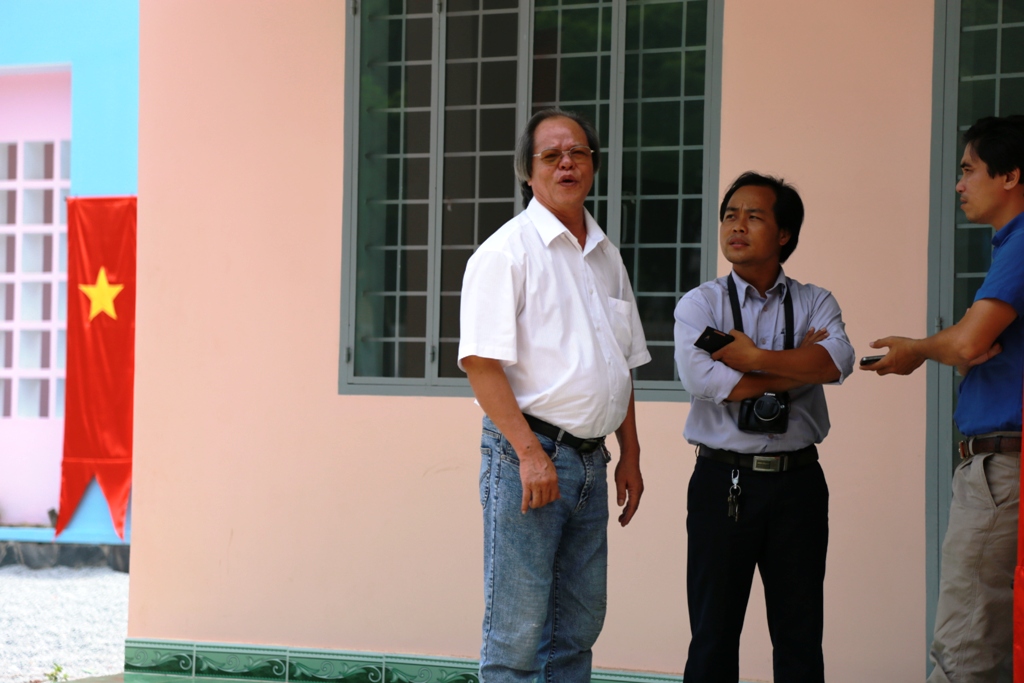 B&aacute;c sĩ Vũ Đ&igrave;nh H&ograve;e (b&igrave;a tr&aacute;i) ph&acirc;n trần với ph&oacute;ng vi&ecirc;n về vụ việc. Ảnh: Như Ph&uacute;