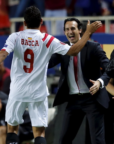 Carlos Bacca rút ngắn cách biệt cho Sevilla từ chấm 11 m