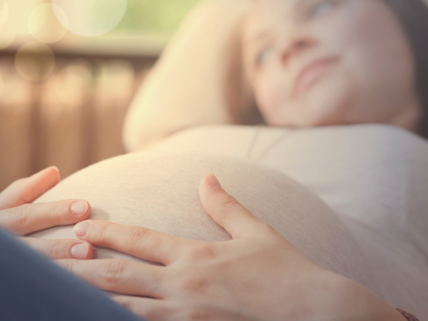 B&agrave; bầu kh&ocirc;ng n&ecirc;n nằm ngửa qu&aacute; nhiều