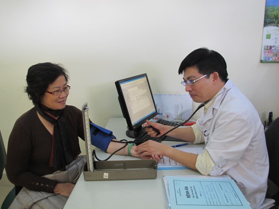 B&aacute;c sĩ thăm kh&aacute;m cho bệnh nh&acirc;n tại Khoa Kh&aacute;m bệnh, BV Bạch Mai, H&agrave; Nội