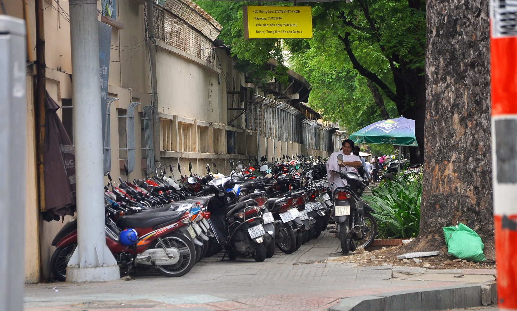 B&atilde;i giữ xe của bệnh viện Nhi Đồng 2 được xếp th&agrave;nh 2 h&agrave;ng, chiếm gọn phần đường d&agrave;nh cho người đi bộ tr&ecirc;n đường L&yacute; Tự Trọng (phường Bến Ngh&eacute;, quận 1)