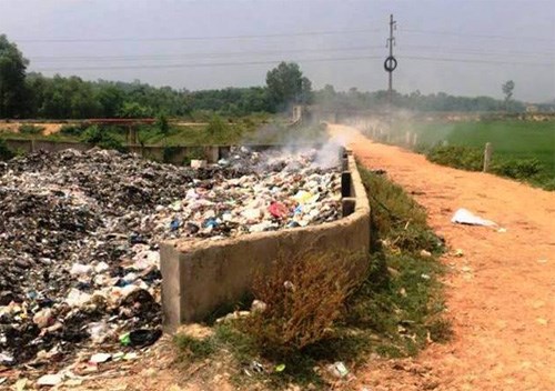 Đi nhặt phế liệu “trúng” chân người ở bãi rác
