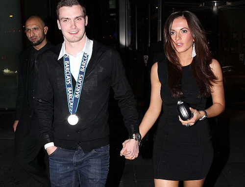 Adam Johnson v&agrave; bạn g&aacute;i Stacey Flounders năm 2012