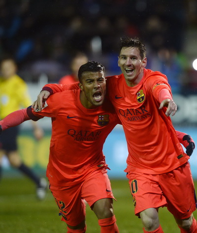 Messi và Rafael sau bàn mở tỉ số từ chấm 11m cho Barca