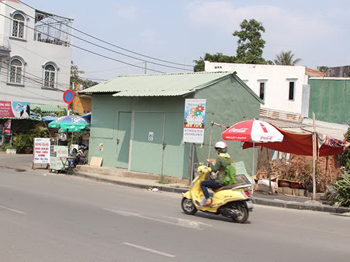 Chốt dân phòng chiếm vỉa hè