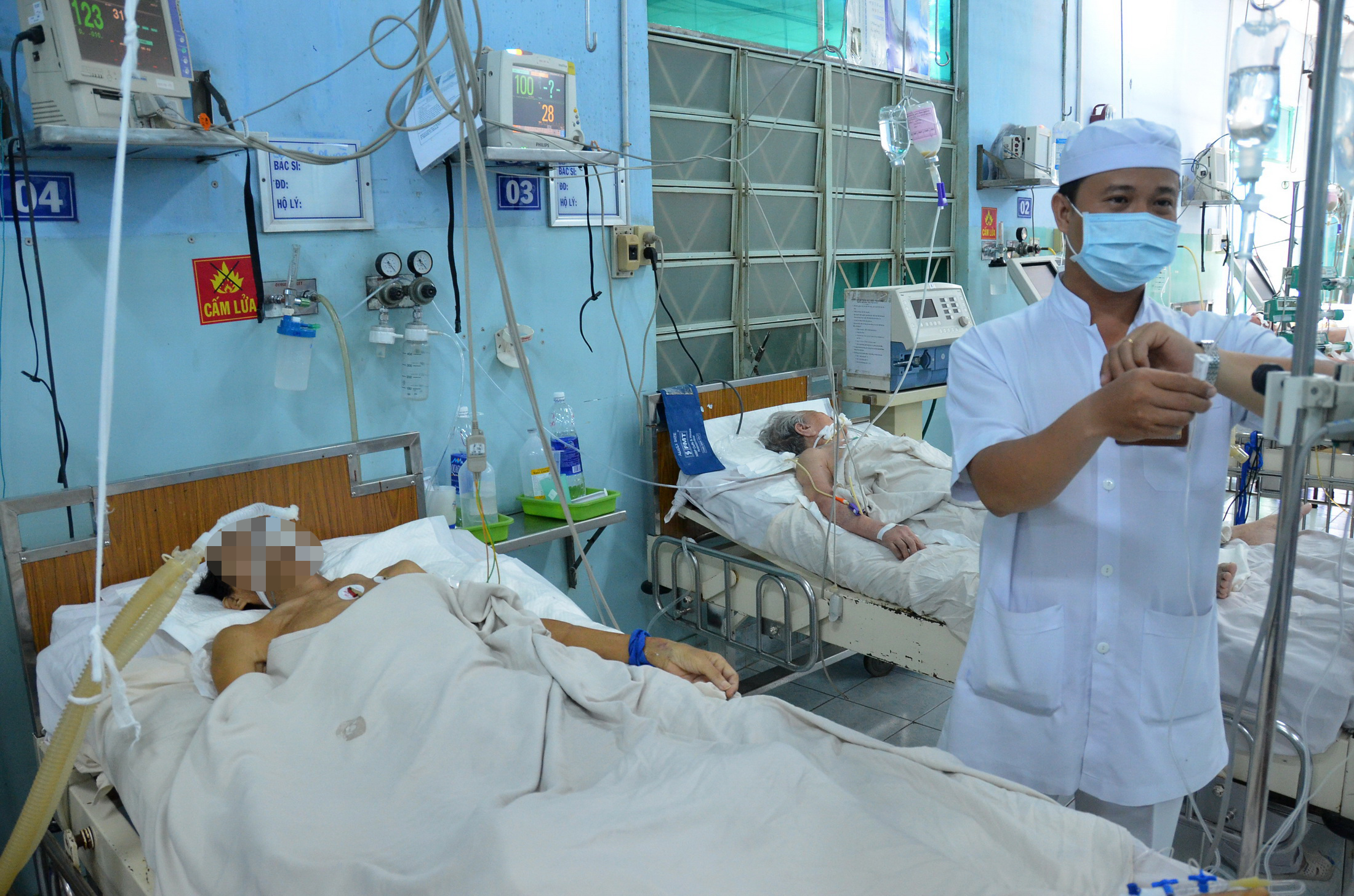 Với c&aacute;c b&aacute;c sĩ, nếu phải thực hiện quyền được chết cho bệnh nh&acirc;n nặng th&igrave; quả l&agrave; rất kh&oacute; quyết định. (Ảnh chỉ c&oacute; t&iacute;nh minh họa) Ảnh: Tấn Thạnh