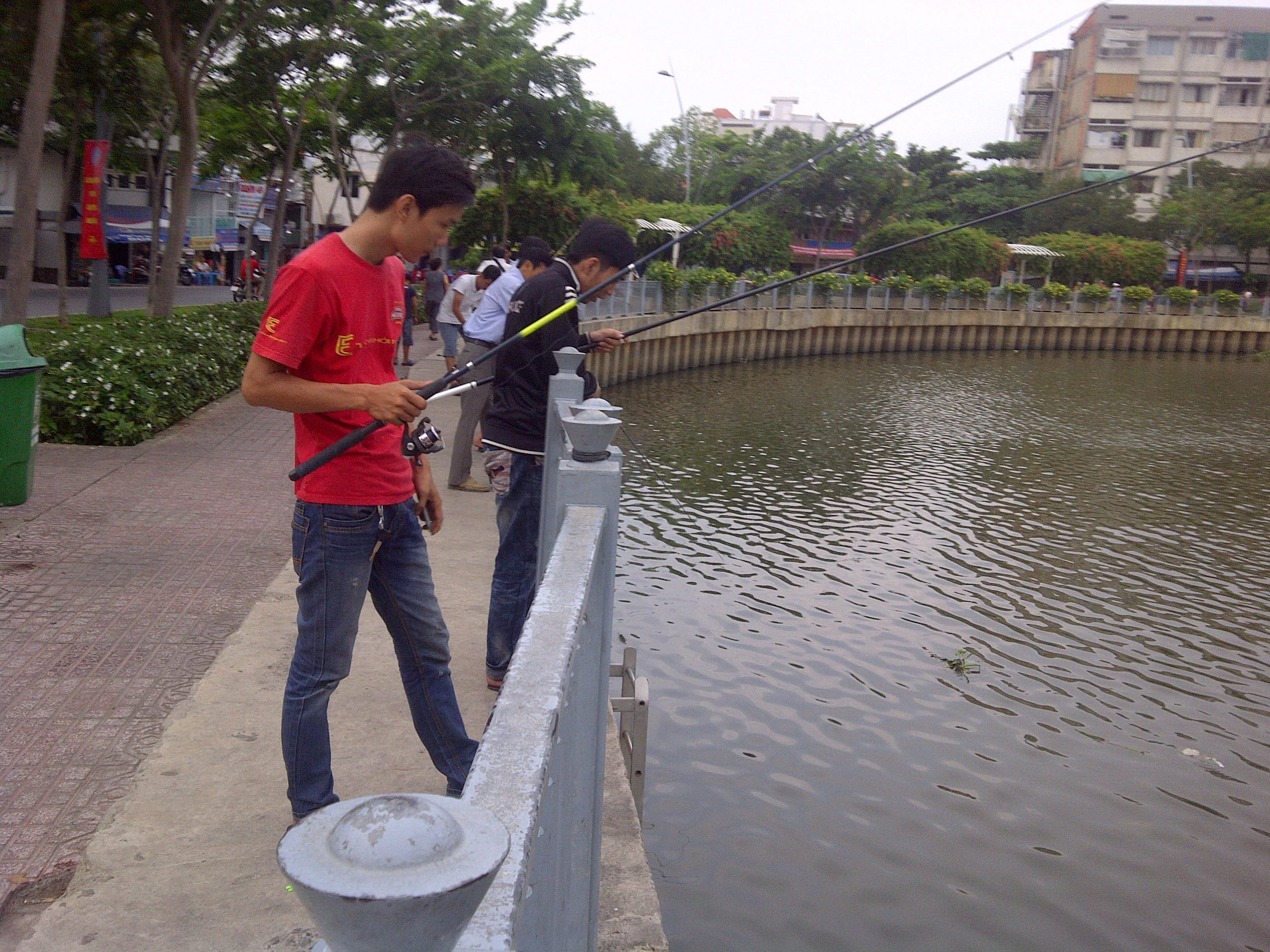 Dù biển cấm giăng khắp nơi nhưng nhiều người vẫn vô tư câu cá trên kênh Nhiêu Lộc - Thị Nghè Ảnh: SỸ ĐÔNG