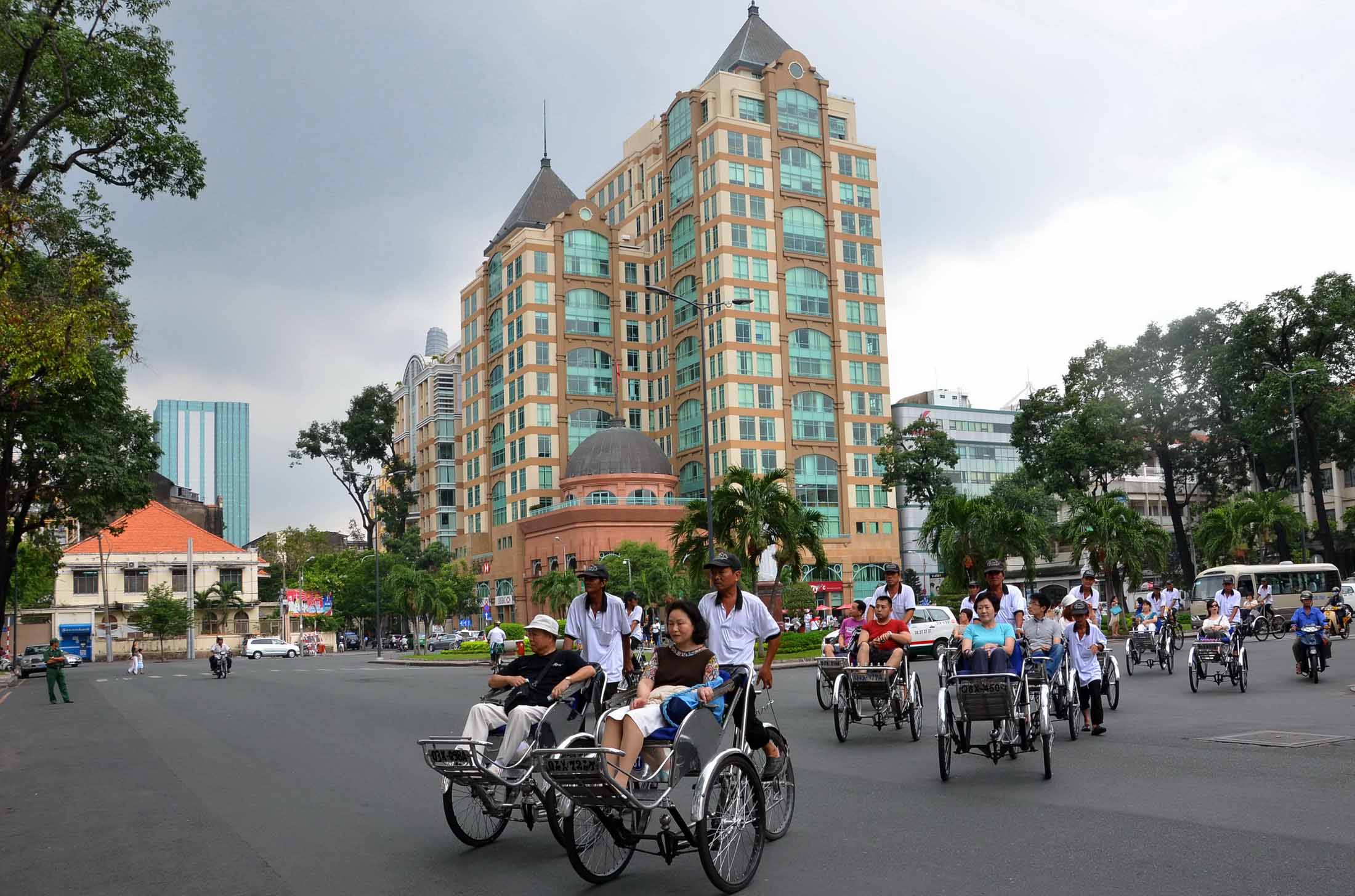 Còn quá nhiều điều cần phải làm để giữ chân du khách. Trong ảnh: Du khách tham quan TP HCM Ảnh: Tấn Thạnh