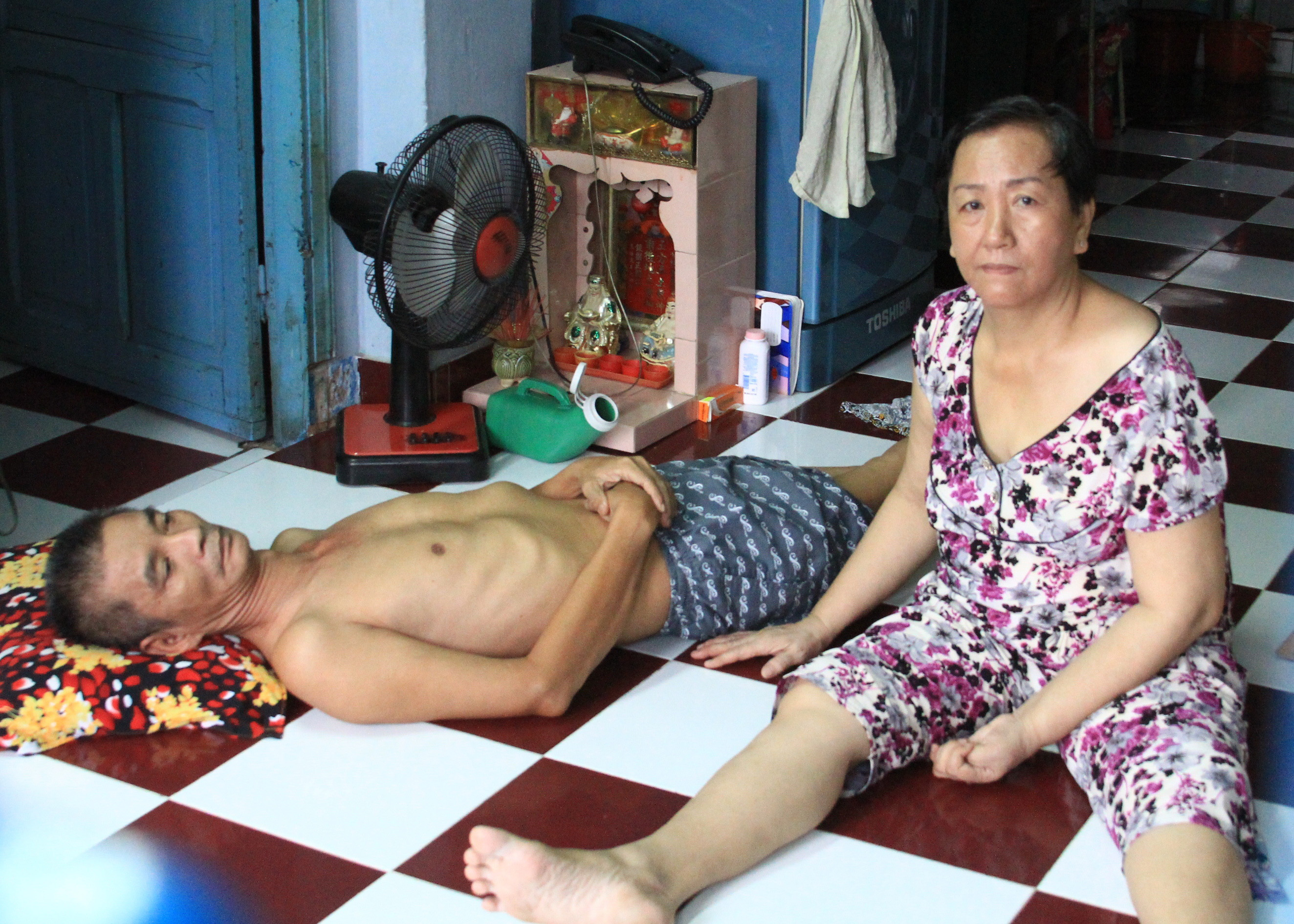 Hai vợ chồng b&agrave; Hoa đều bị liệt nửa người