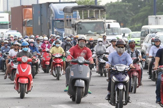 Bộ trưởng Thăng kiến nghị tạm dừng thu phí đường bộ từ năm 2016